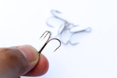 Beyaz arka planda balık kancası yakın çekim ve keskin