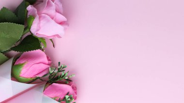 Dekorasyon için plastik çiçek, arka planda çiçekler ve boş alan