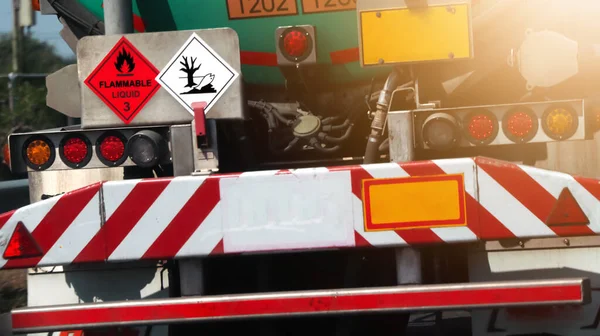 在路上运送危险化学品的卡车 坦克上的化学符号 — 图库照片