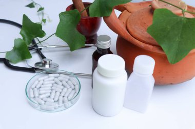 Bitkisel haplar veya vitaminler ve yeşil yaprak, biyolojik takviye, çevre dostu