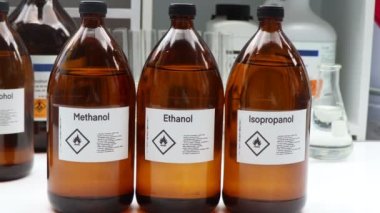 Cam içerisindeki etanol, metanol, izopropanol, endüstrideki veya laboratuardaki konteynırlardaki tehlikeli kimyasallar ve semboller 