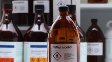 Bardaktaki metil alkol, endüstrideki veya laboratuardaki konteynırlardaki tehlikeli kimyasallar ve semboller 