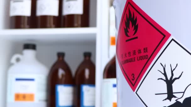 Gefährliche Chemikalien Und Symbole Auf Behältern Fabrik Oder Labor — Stockvideo