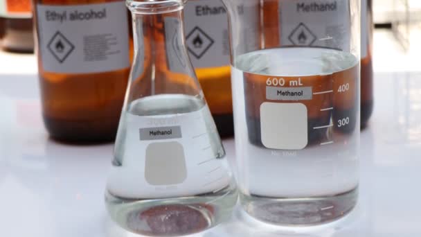 Metanol Vidrio Productos Químicos Peligrosos Símbolos Recipientes Industria Laboratorio — Vídeo de stock