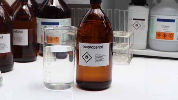 Cam Içerisindeki Izopropanol Endüstrideki Veya Laboratuardaki Konteynırlardaki Tehlikeli Kimyasallar Semboller — Stok video