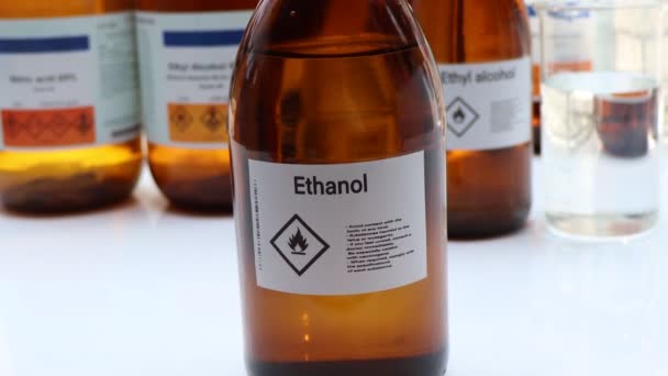Etanol Vidro Produtos Químicos Perigosos Símbolos Recipientes Indústria Laboratório — Vídeo de Stock
