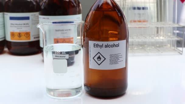 ガラス中のエチルアルコール 産業用又は実験室内の容器の有害化学物質及び記号 — ストック動画