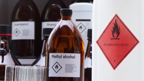 Alcohol Metílico Vidrio Productos Químicos Peligrosos Símbolos Recipientes Industria Laboratorio — Vídeos de Stock