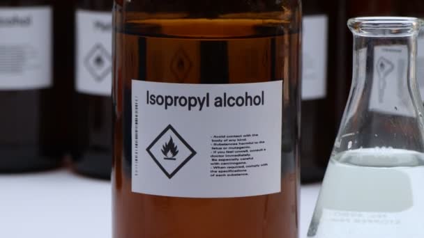 Álcool Isopropílico Vidro Produtos Químicos Perigosos Símbolos Recipientes Industriais Laboratoriais — Vídeo de Stock