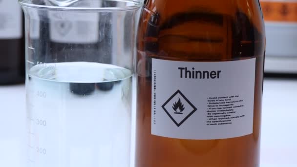 Tunnare Glas Farliga Kemikalier Och Symboler Behållare Industri Eller Laboratorium — Stockvideo