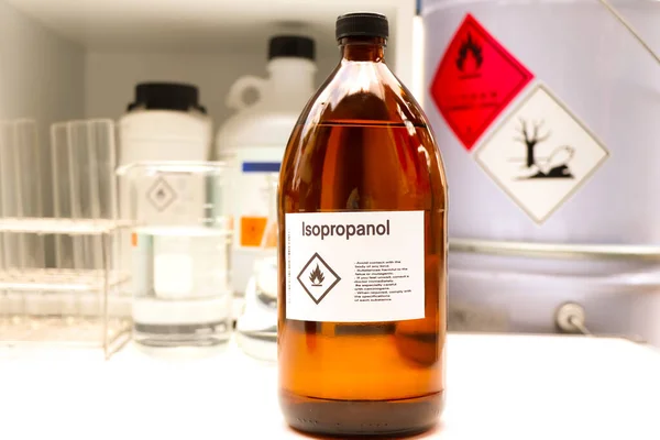 玻璃中的异丙醇 危险化学品和工业或实验室容器上的符号 — 图库照片