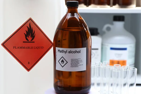 玻璃中的甲醇 危险化学品和工业或实验室容器上的符号 — 图库照片