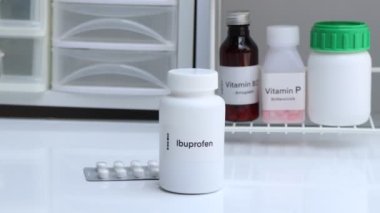 Beyaz şişede Ibuprofen hapı, hap stoku, tıbbi veya eczane konsepti