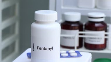 Beyaz şişede fentanil hapı, hap stoku, tıbbi veya eczane konsepti