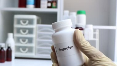 Beyaz şişede Ibuprofen hapı, hap stoku, tıbbi veya eczane konsepti
