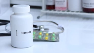 Beyaz şişedeki Tramadol hapı, hap stoku, tıbbi veya eczane konsepti
