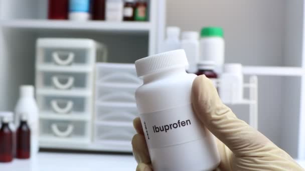 Ibuprofen Pilulka Bílé Láhvi Pilulky Stock Lékařské Nebo Lékárnické Koncepce — Stock video