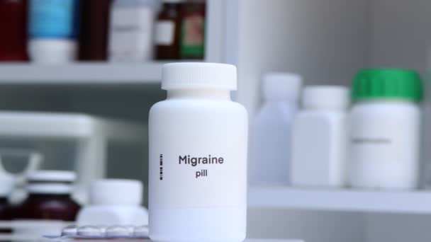 白瓶中的偏头痛丸 医疗或药物概念 — 图库视频影像