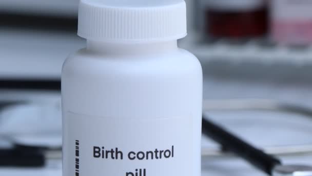 白いボトル 薬の在庫 医療や薬局のコンセプトの避妊薬 — ストック動画
