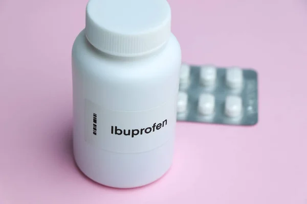 Ibuprofen Pilulka Bílé Láhvi Pilulky Stock Lékařské Nebo Lékárnické Koncepce — Stock fotografie