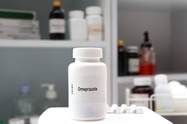 Beyaz şişede Omeprazole hapı, hap stoku, tıbbi veya eczane konsepti