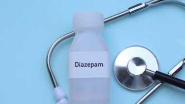 Beyaz şişede diazepam hapı, hap stoku, tıbbi veya eczane konsepti