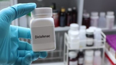 Beyaz şişede Diclofenac hapı, hap stoku, tıbbi veya eczane konsepti