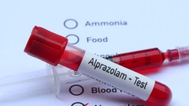 Alprazolam testinde kandaki anormallikler, laboratuarda analiz edilecek kan örnekleri, test tüpündeki kan örnekleri aranıyor.