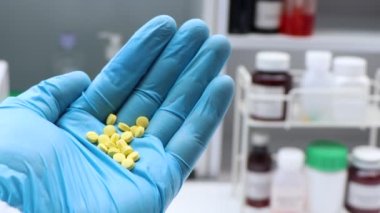 Elinde metronidazol hapı, hap stoku, tıbbi veya eczane konsepti