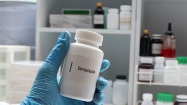 Beyaz şişede Omeprazole hapı, hap stoku, tıbbi veya eczane konsepti
