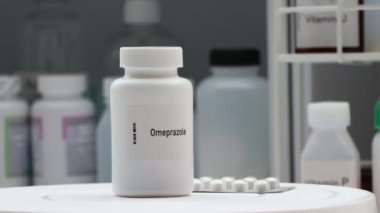 Beyaz şişede Omeprazole hapı, hap stoku, tıbbi veya eczane konsepti