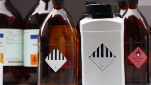 Símbolo Diverso Produto Químico Garrafa Símbolo Advertência Produto Químico Laboratório — Vídeo de Stock