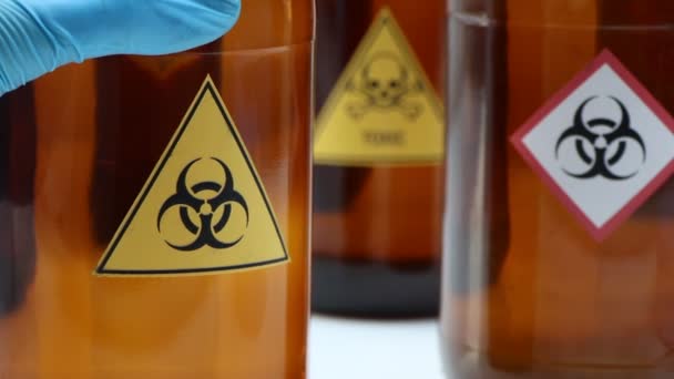 瓶子化学品 警告标志 实验室和工业化学品上的病毒标志 — 图库视频影像