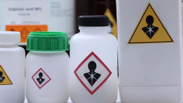 Krebserregende Symbole Auf Flaschenchemikalien Warnsymbole Chemikalien Labor Und Industrie — Stockvideo