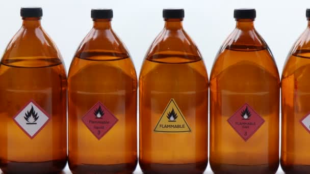 Brennbares Flüssigkeitssymbol Auf Der Chemieflasche Gefährliche Chemikalien Der Industrie — Stockvideo
