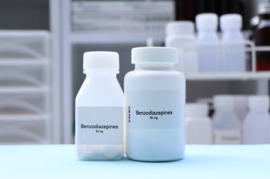 Benzodiazepine hapları beyaz şişe, hap stoku, tıbbi veya eczane konsepti