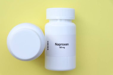 Beyaz şişedeki Naproxen hapı, hap stoku, tıbbi veya eczane konsepti