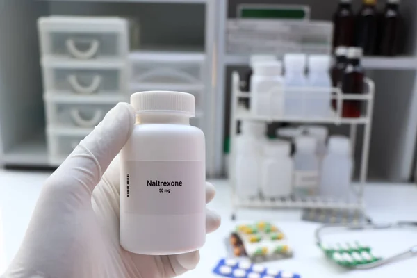 Beyaz şişede Naltrexone hapı, hap stoku, tıbbi veya eczane konsepti