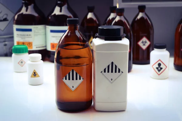 瓶子化学品 警告符号 实验室和工业化学品的杂项符号 — 图库照片