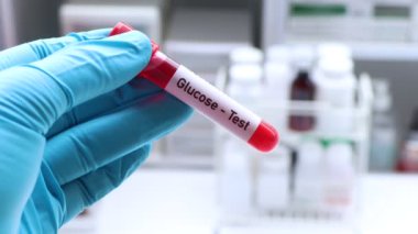 Kan anormallikleri için glikoz testi laboratuvarda analiz edilecek kan örneği, test tüpünde kan.