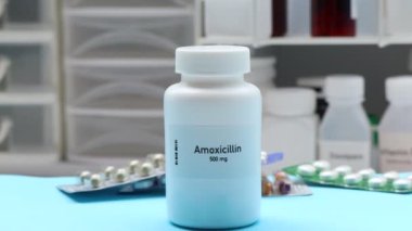 Amoxicillin hapı beyaz şişede, hap stoku, tıbbi veya eczane konsepti