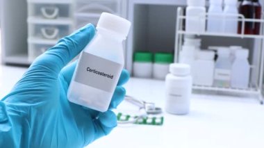 Beyaz şişedeki kortikosteroid hapı, hap stoku, tıbbi veya eczane konsepti
