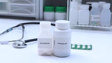 Beyaz şişedeki kortikosteroid hapı, hap stoku, tıbbi veya eczane konsepti