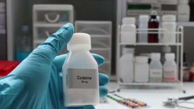 Beyaz şişedeki kodein hapı, hap stoku, tıbbi veya eczane konsepti