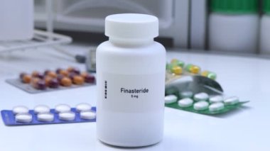 Beyaz şişedeki Finasteride hapı, hap stoku, tıbbi veya eczane konsepti