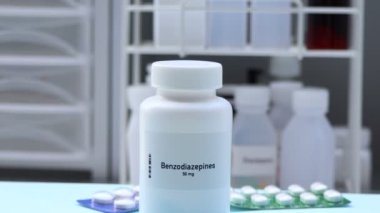 Benzodiazepine hapları beyaz şişe, hap stoku, tıbbi veya eczane konsepti