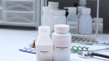 Benzodiazepine hapları beyaz şişe, hap stoku, tıbbi veya eczane konsepti