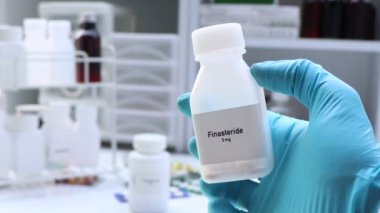 Beyaz şişedeki Finasteride hapı, hap stoku, tıbbi veya eczane konsepti