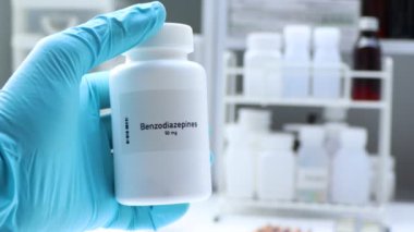 Benzodiazepine hapları beyaz şişe, hap stoku, tıbbi veya eczane konsepti