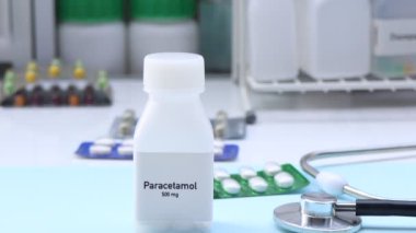 Beyaz şişede parasetamol hapı, hap stoku, tıbbi veya eczane konsepti